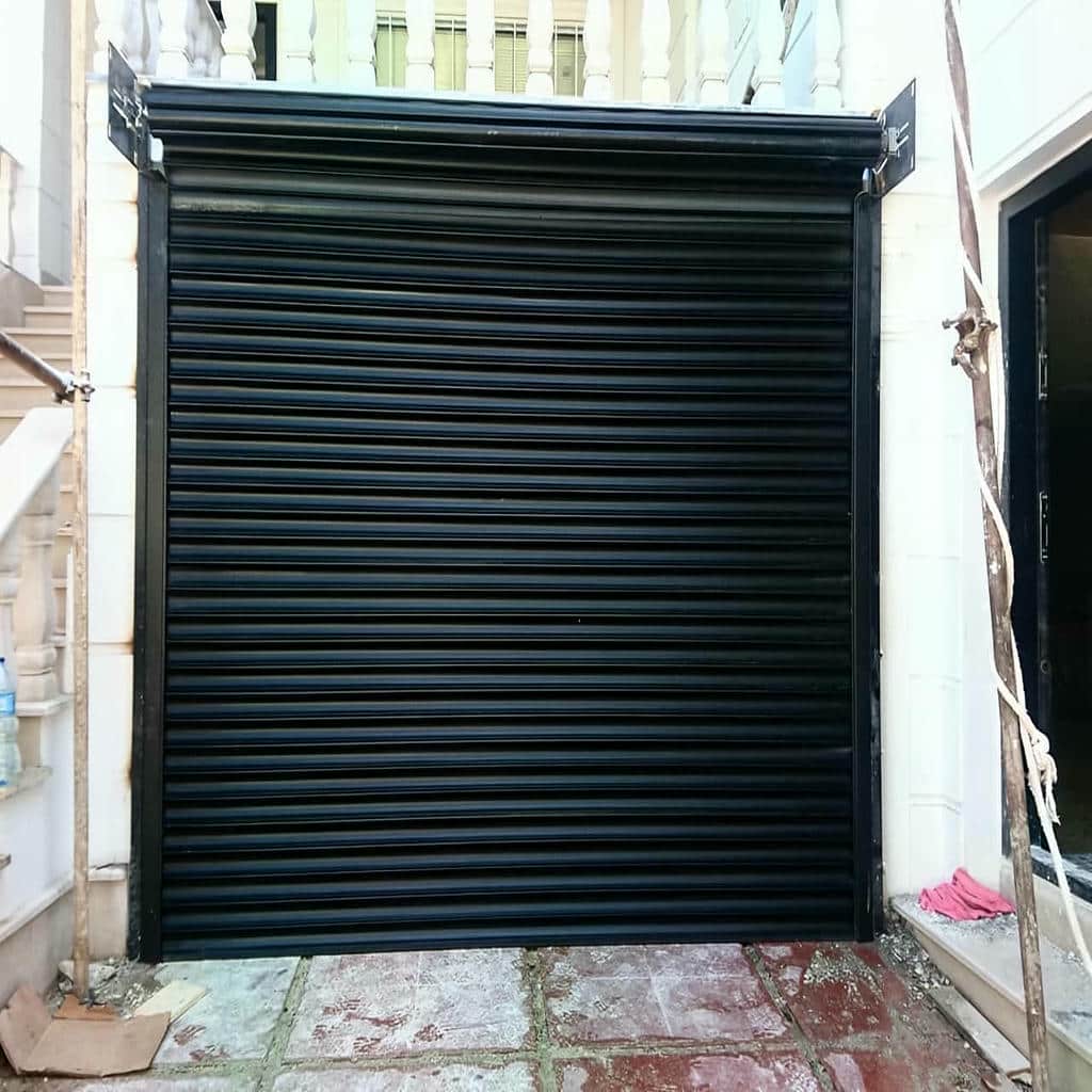درب کرکره ای جایگزین ورودی چوبی فرسوده