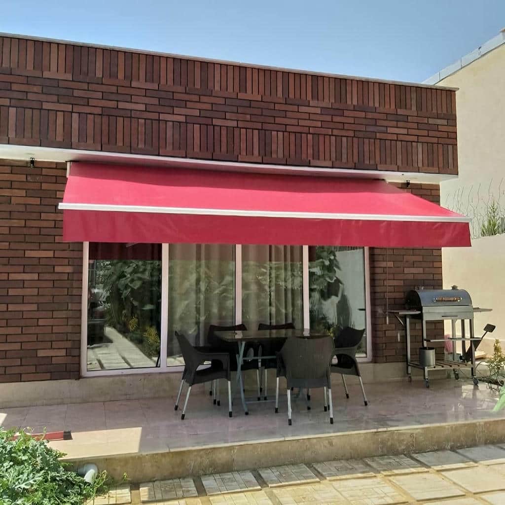 سازه آلومینیومی سایبان برقی در فضای تجاری