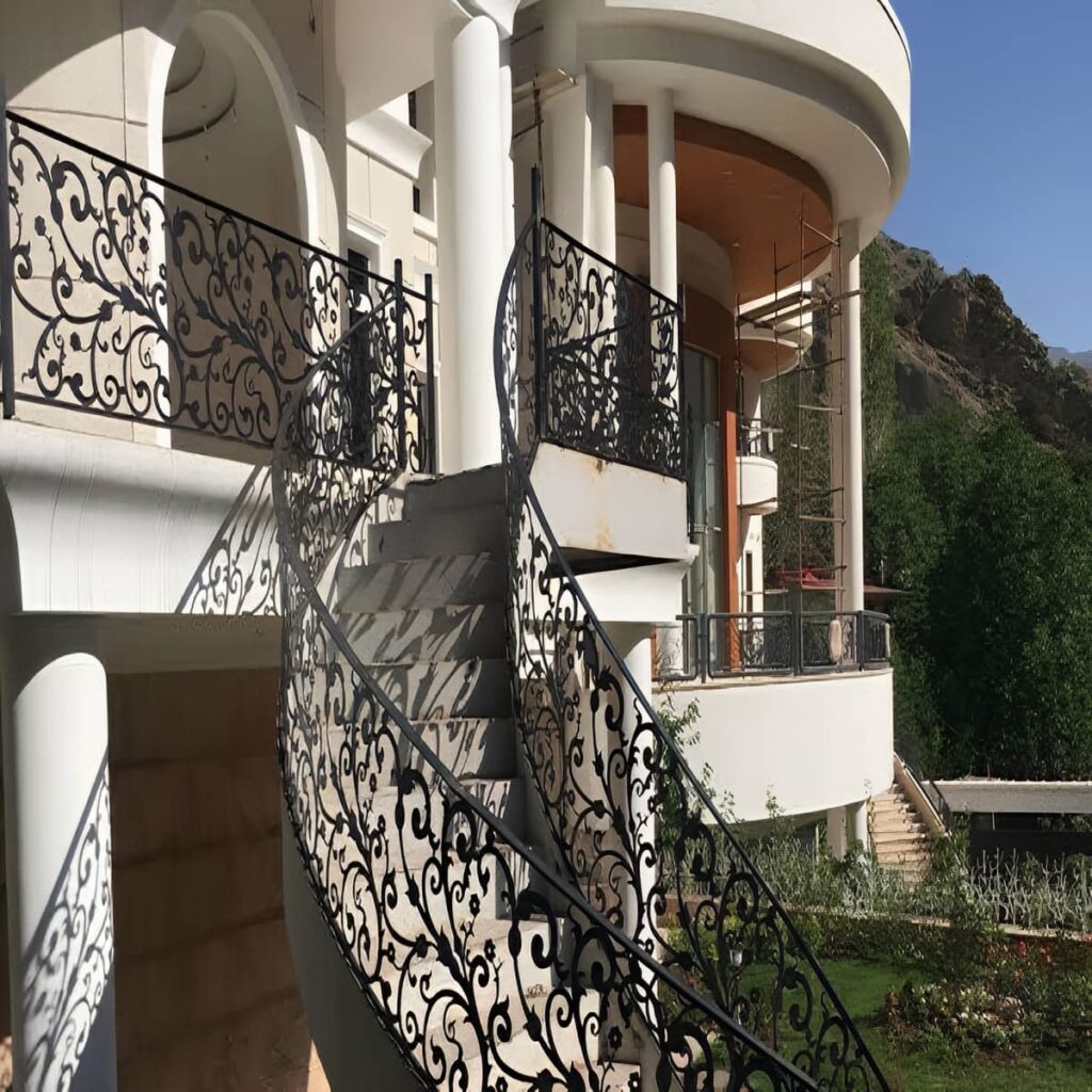 نرده راه پله استان آذربایجان غربی در مسیر ورودی ویلا