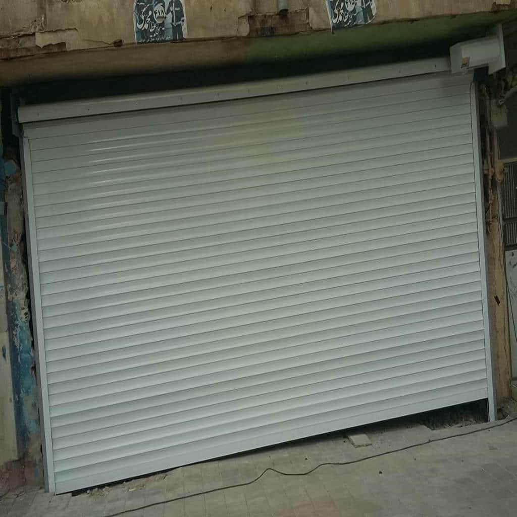 کرکره برقی سفید ساختمان اداری در کرج